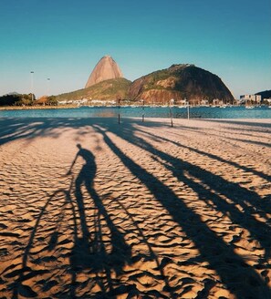 Na praia, espreguiçadeiras, toalhas de praia 