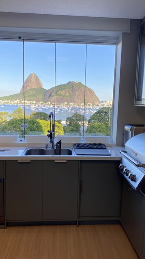 Geladeira, micro-ondas, fogão, cooktop