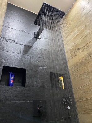 Dusche, Whirlpool, Haartrockner, Handtücher