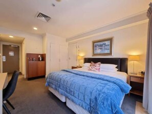 Apartment | Private kitchen | Mini-fridge, microwave, coffee/tea maker, electric kettle - Chic CBD Studio-Aircon-Wifi -Heated Pool (Auckland)