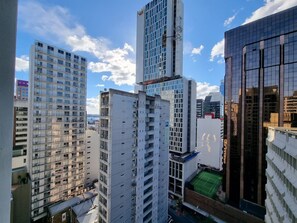 View from property - Chic CBD Studio-Aircon-Wifi -Heated Pool (Auckland)