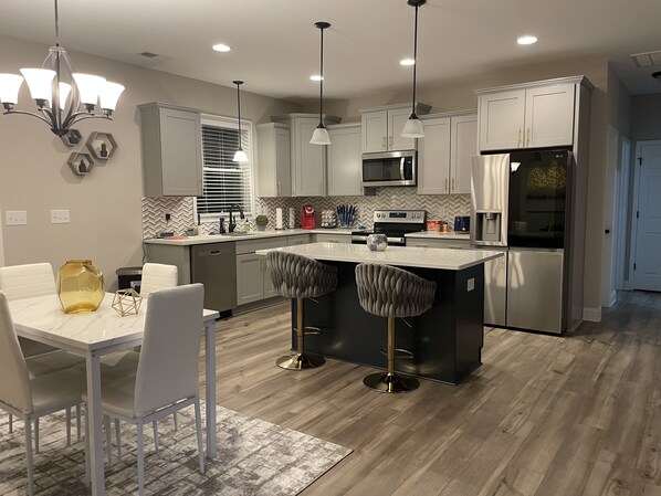 ثلاجة، ميكروويف، فرن، موقد طهي مسطح