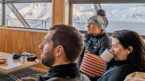A cozy room with a large window overlooking a snowy mountain. - Exclusive Alpine Chalet overlooking Mt Aspiring National Park (Wanaka)