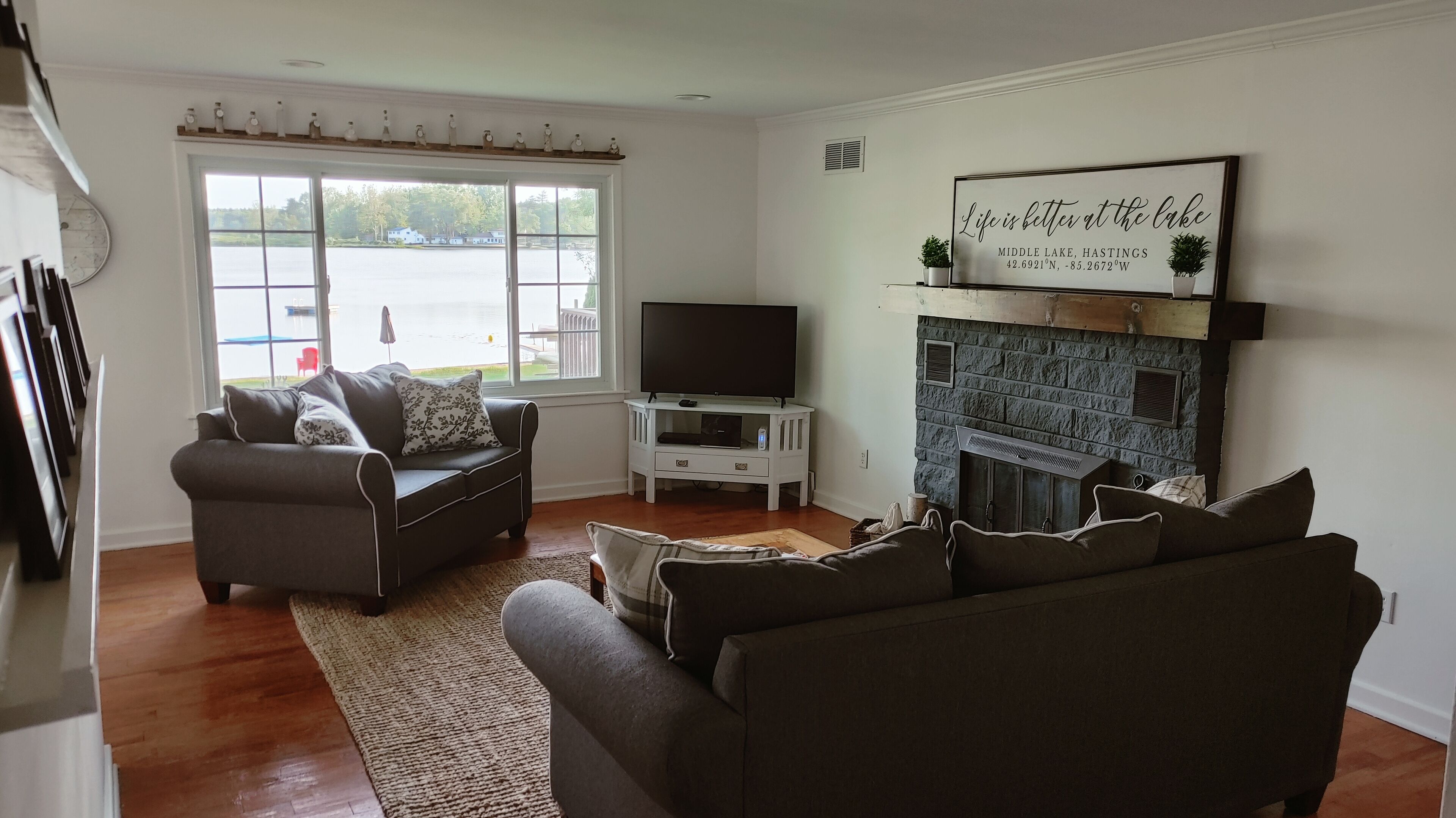 Charming Lake Front Cottage