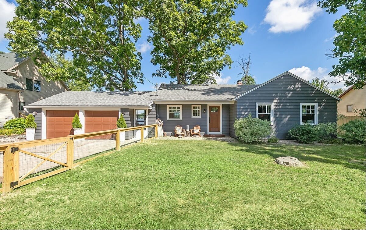 Charming Lake Front Cottage