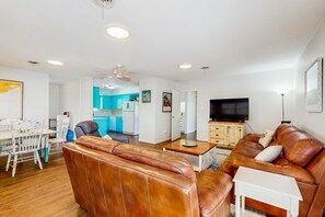 TV - Kid & dog-friendly ranch in established neighborhood with WiFi, W/D & central AC (Rockport)