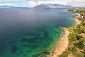 På stranden, solsenger og strandhåndklær