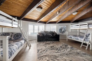 5 bedrooms, free WiFi, bed sheets