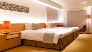 A modern bedroom with a large bed, wooden headboard, bedside tables, and a floor lamp. - HOTEL RINGS KYOTO (Kyoto)