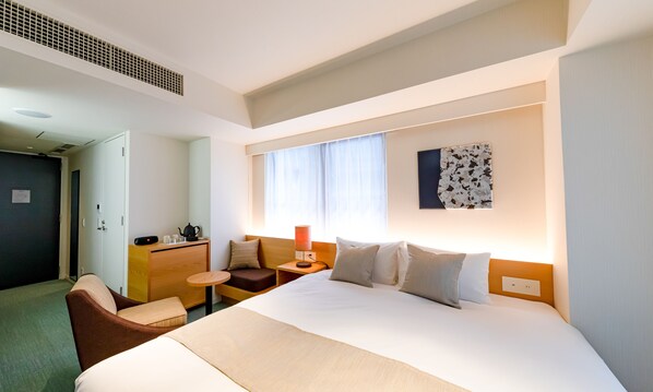 خزنة داخل الغرفة وستائر تعتيم وتجهيزات عازلة للصوت ومكواة/لوح كي