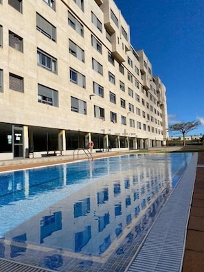 Una piscina al aire libre, una piscina climatizada