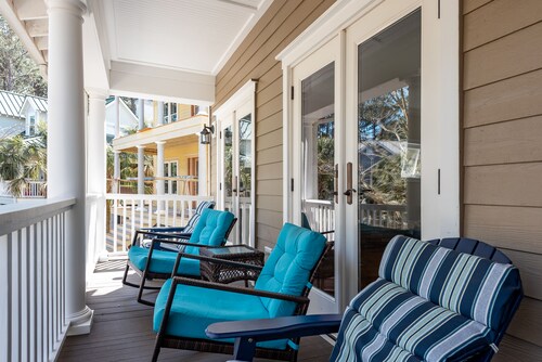 Beautiful 4 bedroom! Neighborhood Pool & Pet Friendly! Amenity Cards!