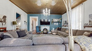 Een smart-tv, een tafeltennistafel en boeken