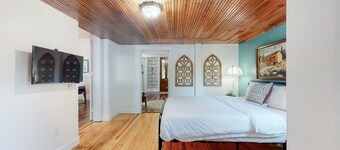 Historic Pineapple Palace with a hot tub