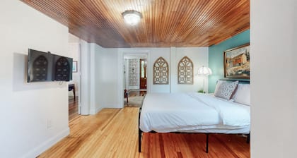 Historic Pineapple Palace with a hot tub