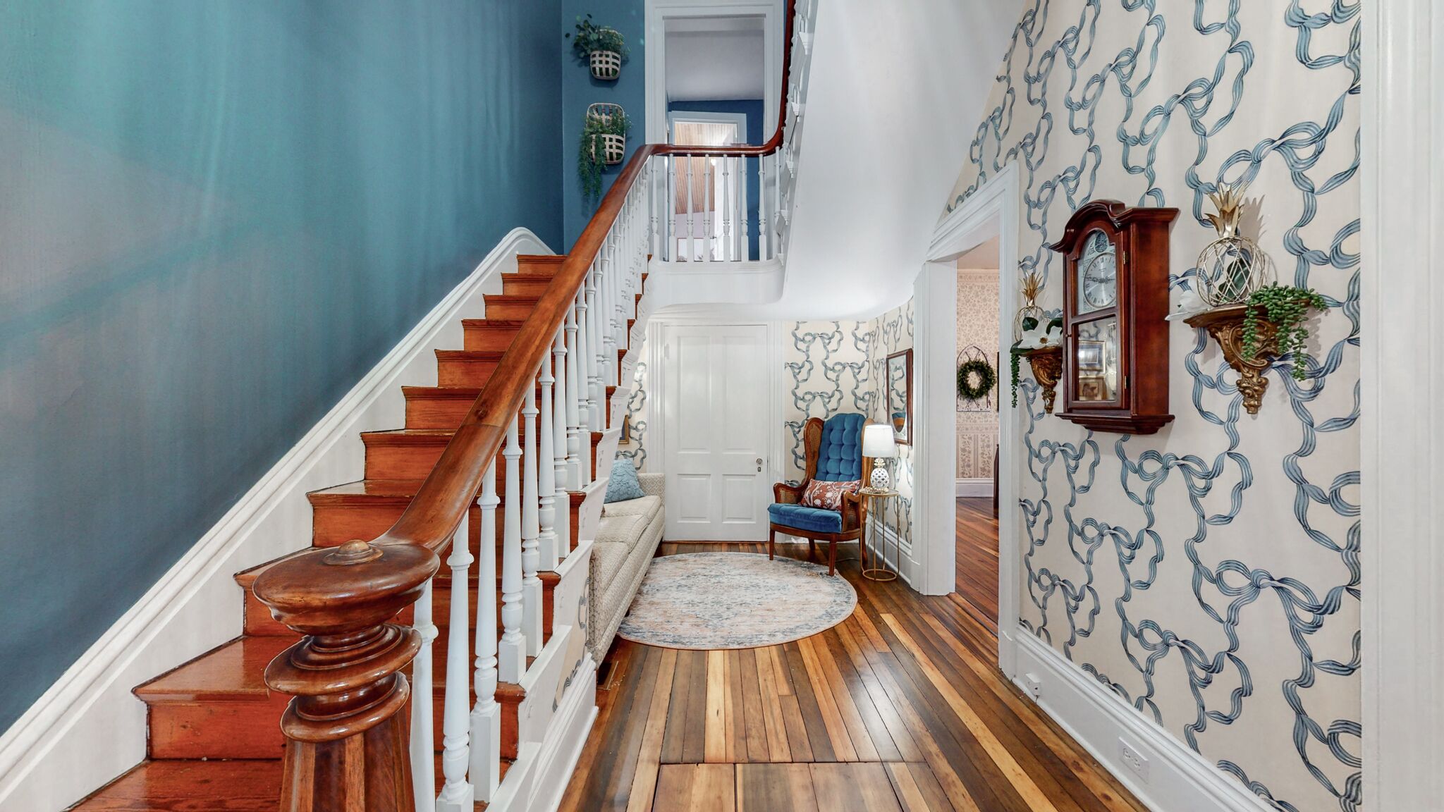 Historic Pineapple Palace with a hot tub