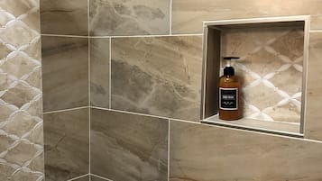 Bañera con ducha, secador de pelo, toallas, jabón