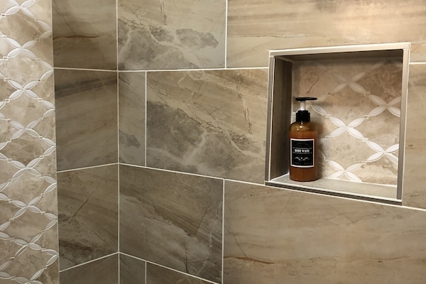 Ensemble douche/baignoire, sĂšche-cheveux, serviettes fournies, savon