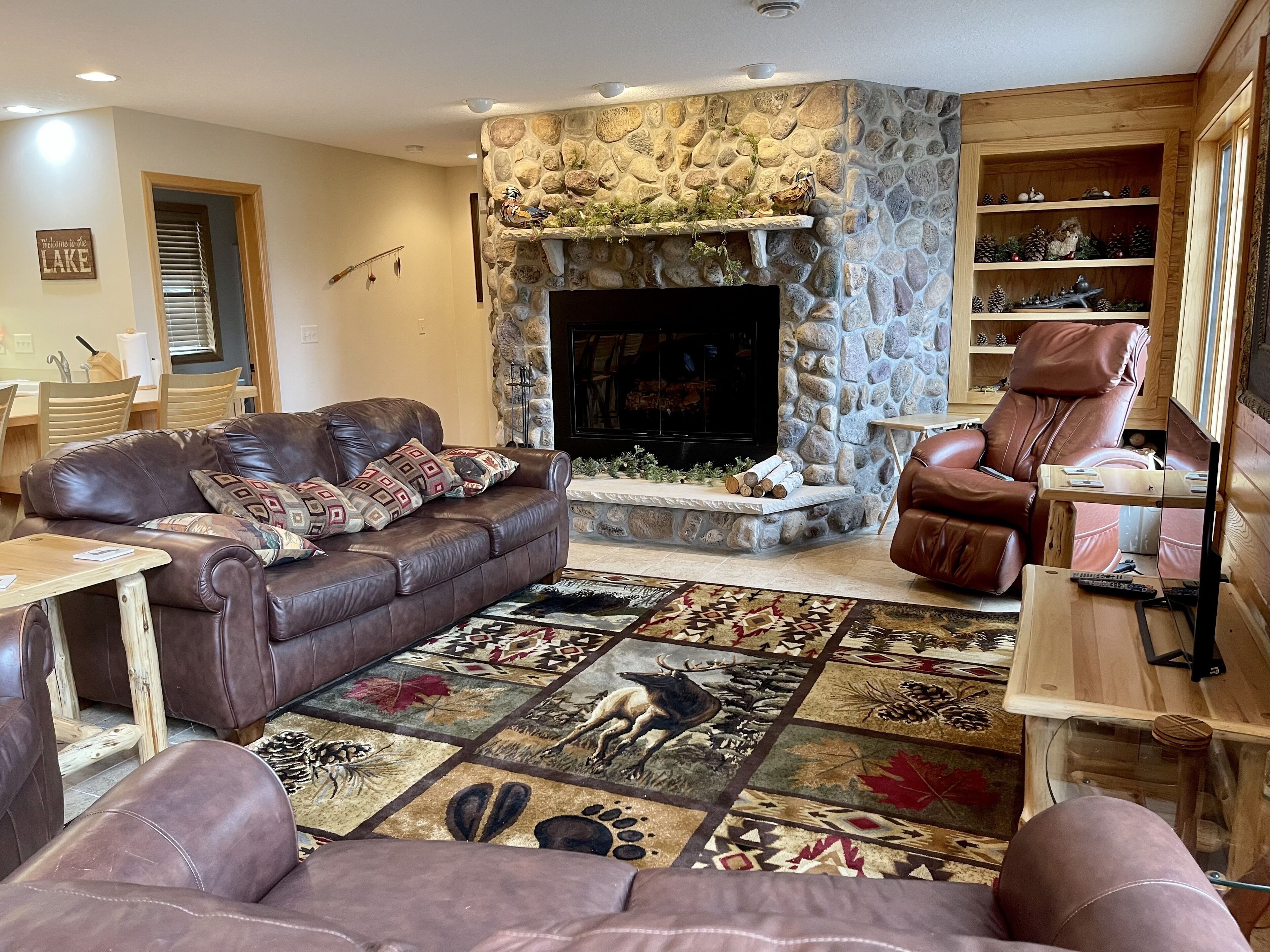 Beautiful Lake home w/hot tub, & 270 ft Lake Shore!