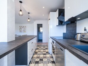 ثلاجة، ميكروويف، فرن، موقد طهي مسطح