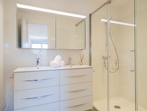 Douche, sèche-cheveux, serviettes fournies