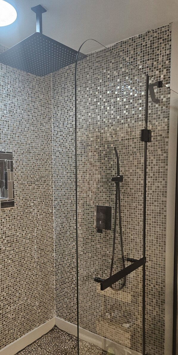 Eco-friendly toiletries, towels, soap, shampoo - Motel 9 (Laredo)