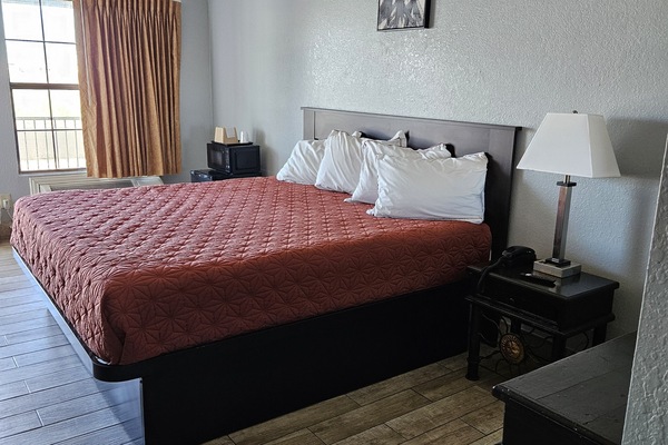 Senger med overmadrass, blendingsgardiner og lydisolert