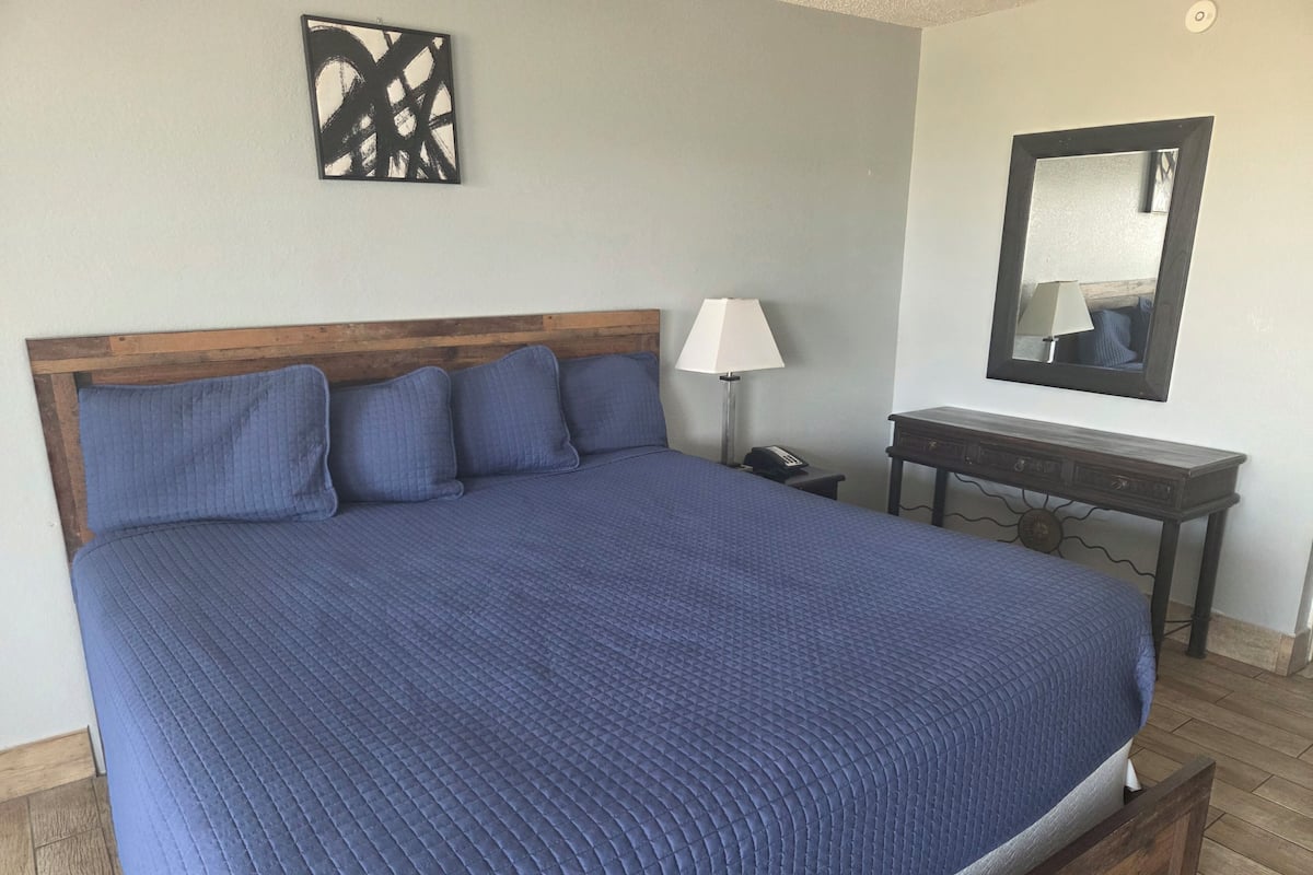Kamar Single Comfort, 1 Tempat Tidur King | Bantalan ekstra lembut, tirai kedap cahaya, dan kedap suara