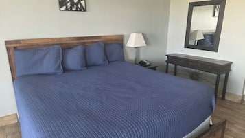 Comfort Single Room, 1 King Bed | Down duvets, pillow-top beds, desk, laptop workspace