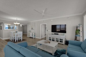 Apartment, Mehrere Betten, Whirlpool | Wohnzimmer | Fernseher