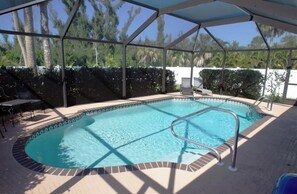 Utendørsbasseng og et oppvarmet basseng