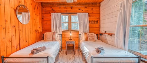 3 habitaciones, escritorio, tabla de planchar con plancha y wifi gratis