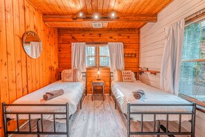 3 bedrooms, desk, iron/ironing board, free WiFi