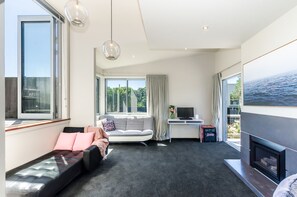 Smart-TV, Tischtennisplatte, Kinderspielzeug