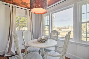 Dining - Chincoteague Island Cottage ~ 2 Mi to Beaches (Chincoteague)