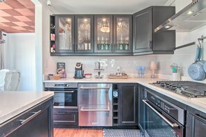 Réfrigérateur, micro-ondes, plaque de cuisson, lave-vaisselle