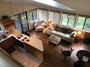 Libros y monitor de computadora