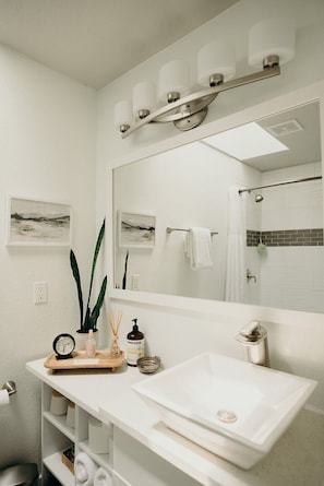 Combined shower/tub, hair dryer, towels, soap