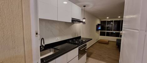 ثلاجة، ميكروويف، فرن، موقد طهي مسطح