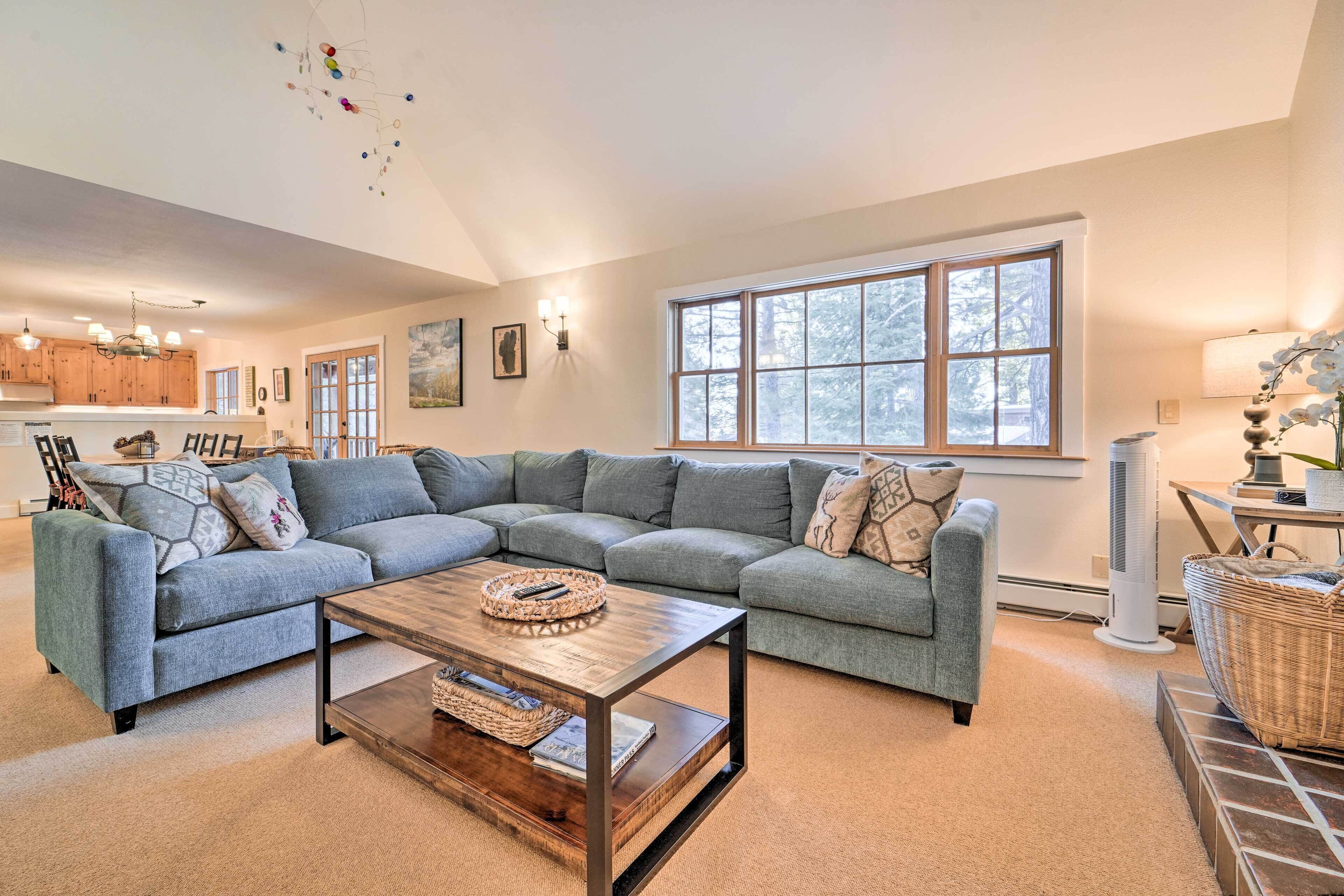 Warm Cabin w/ Furnished Deck 2 Mi to Northstar Ski