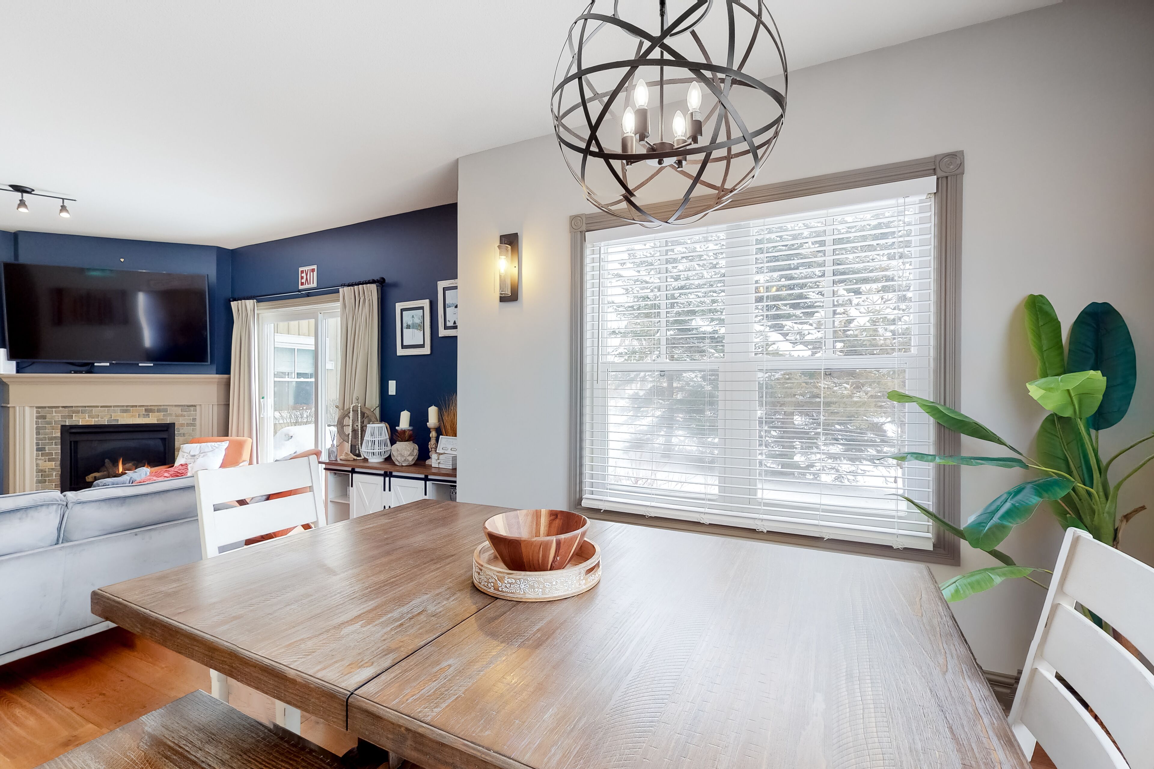 Ground floor condo with WiFi, fireplace, private washer/dryer, and seasonal pool