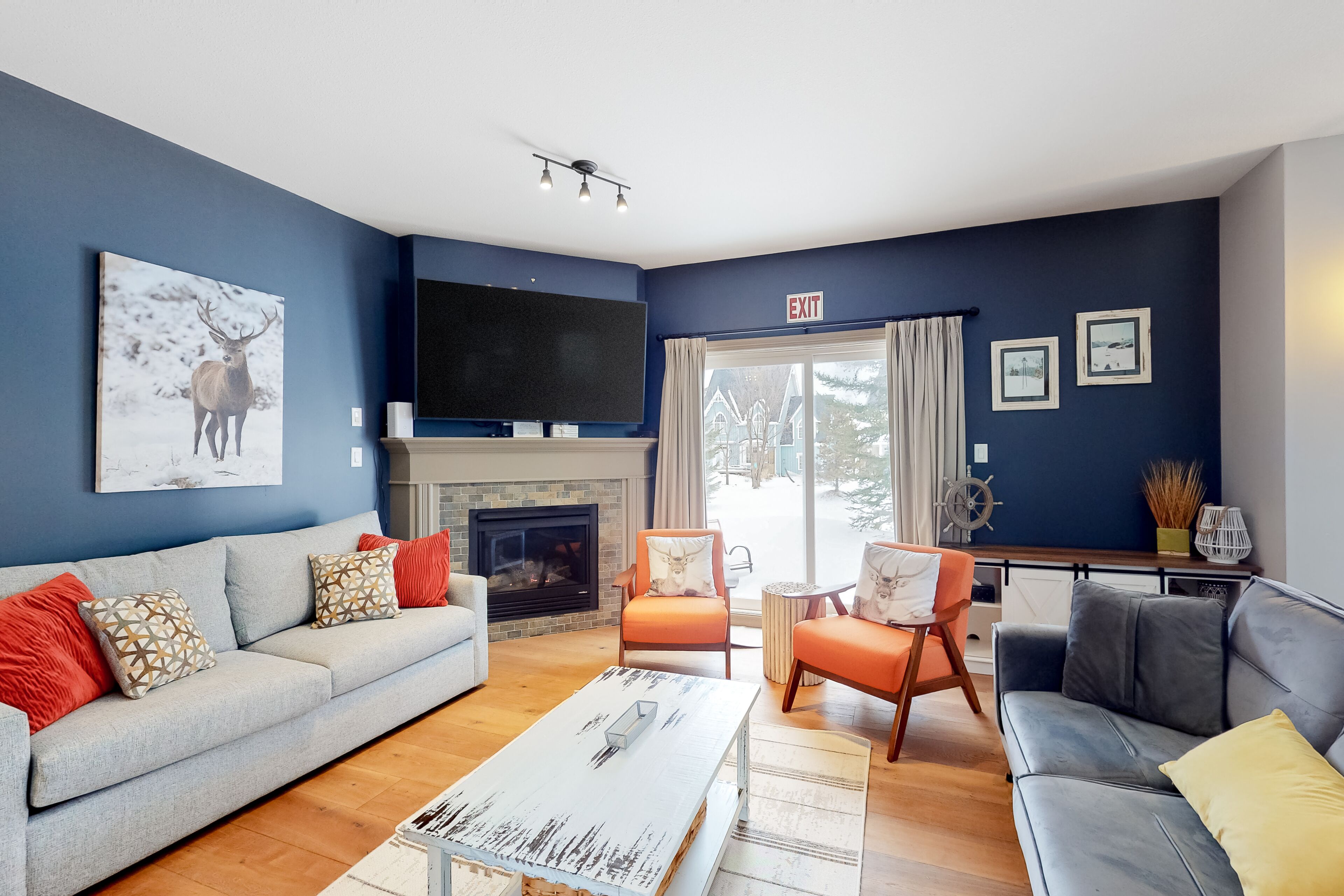 Ground floor condo with WiFi, fireplace, private washer/dryer, and seasonal pool