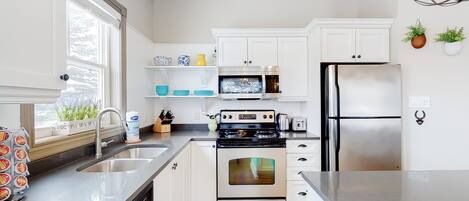 Réfrigérateur, micro-ondes, four, plaque de cuisson