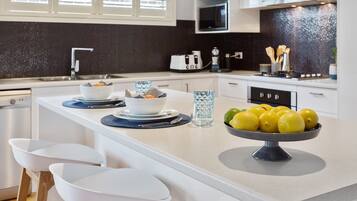 Rumah Mewah | Dapur pribadi | Lemari es besar, microwave, oven, dan kompor