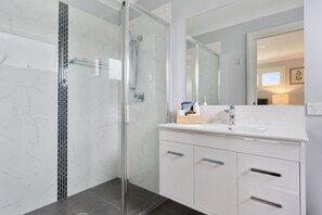 Bathroom - Sapphire Shores (Pambula Beach)