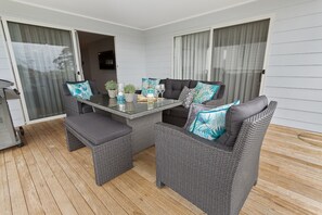 Luxury House | Balcony - Sapphire Shores (Pambula Beach)