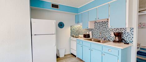 Réfrigérateur, micro-ondes, four, plaque de cuisson