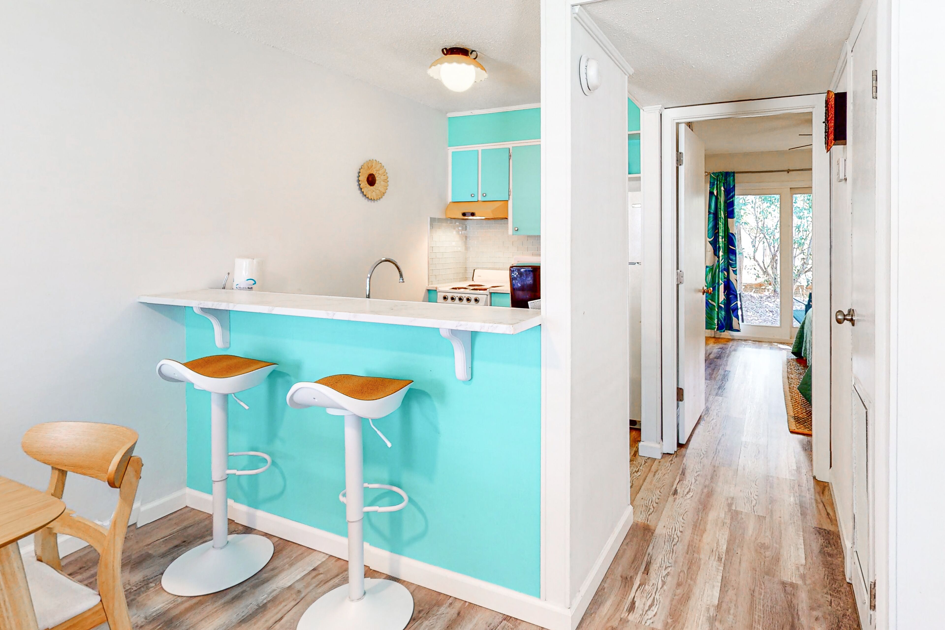 Dog-friendly condo with pool and close to the beach - snowbirds welcome