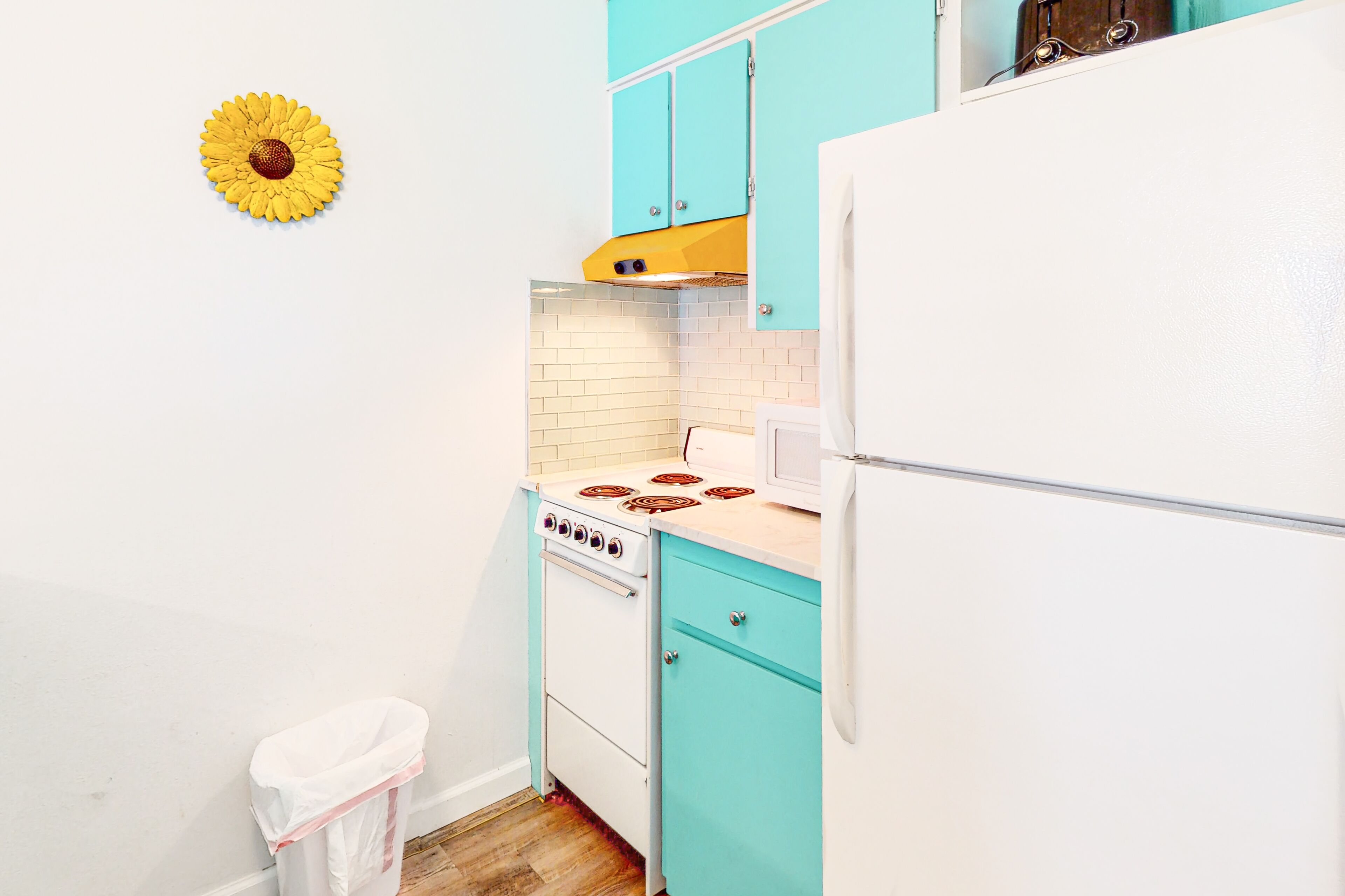 Dog-friendly condo with pool and close to the beach - snowbirds welcome