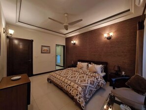 2 habitaciones, escritorio, tabla de planchar con plancha y wifi gratis 